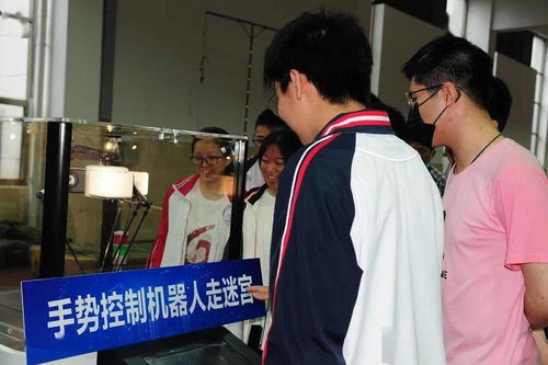 大开眼界 科技魅力无穷尽,华科走进华师一